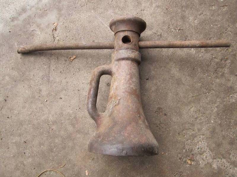 lot 105 image: Antique crank jack...
