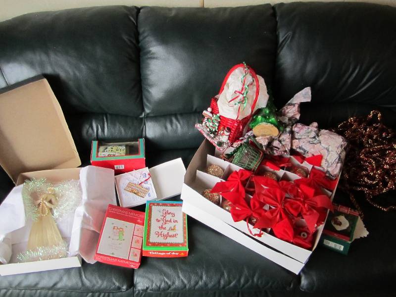 lot 120 image: Lot of Christmas dcor...