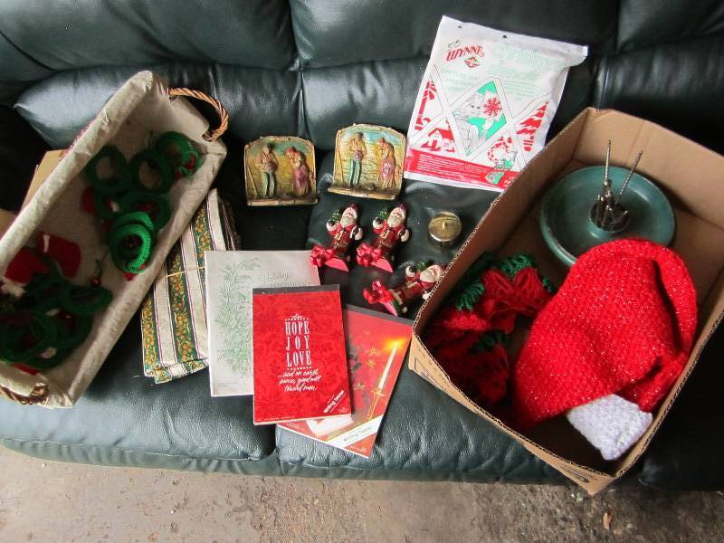 lot 121 image: Lot of Christmas dcor...
