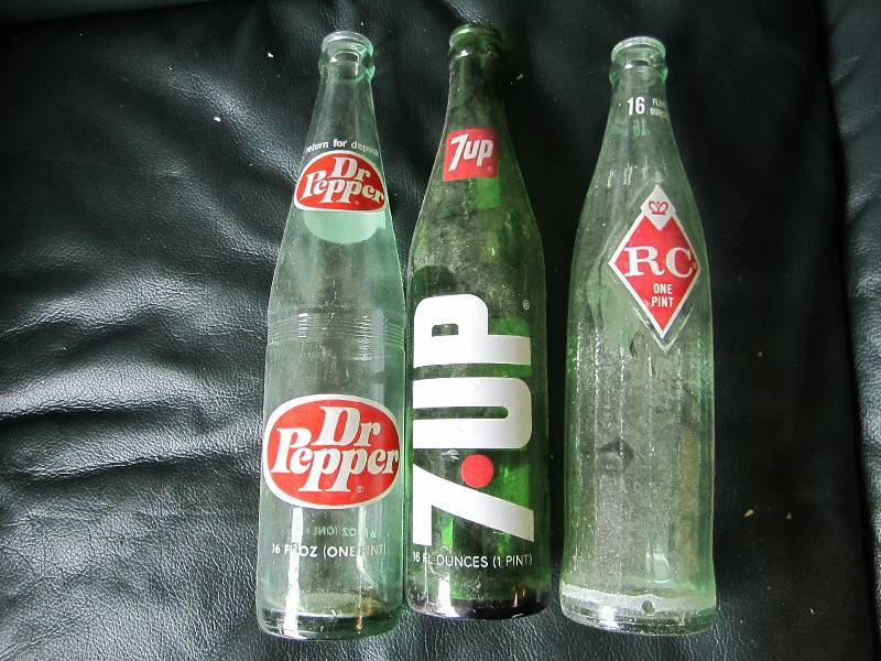 lot 122 image: 3 Vintage pop bottles...