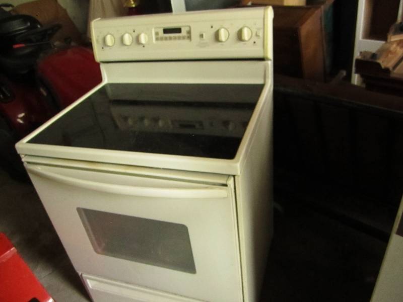 lot 135 image: Amana glasstop range and oven...