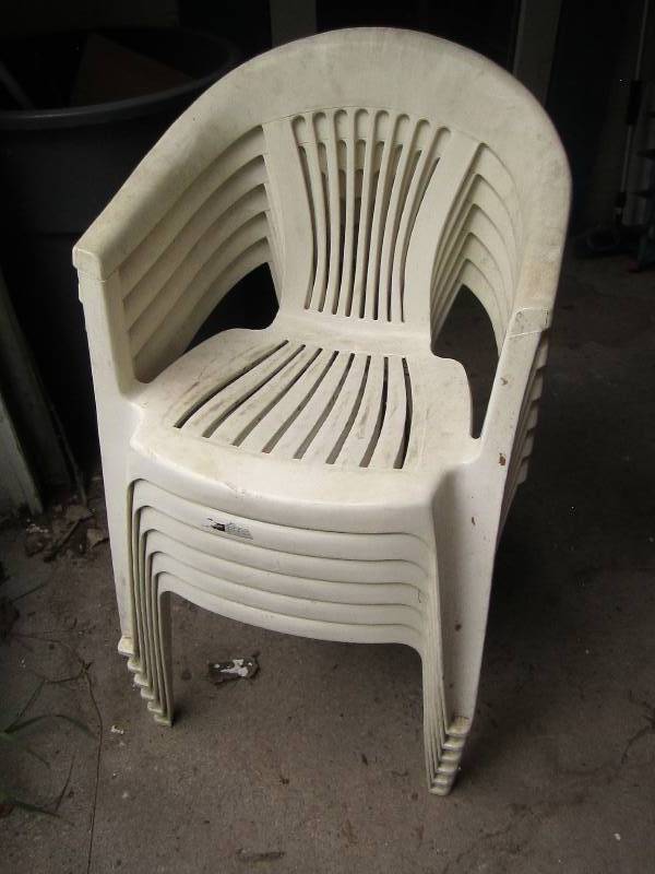 lot 136 image: 6 stacking plastic chairs...