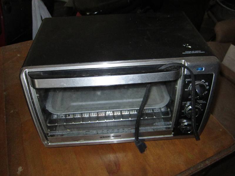 lot 144 image: Black n decker convection oven...
