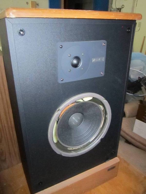 lot 146 image: Advent speaker, foam on main speake...