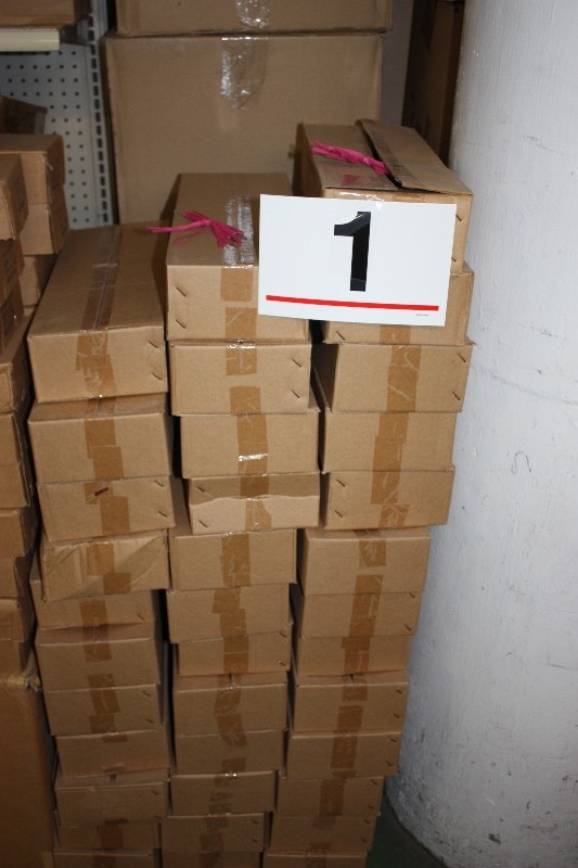 36 Cases of 200 raffia bows with tie-ons in Fuschia and Navy