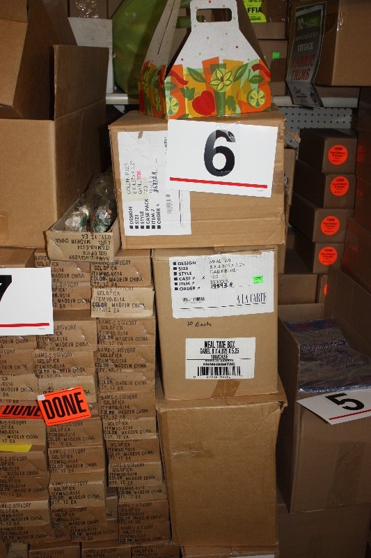 10 cases of 100 pop up gable boxes - holiday designs.