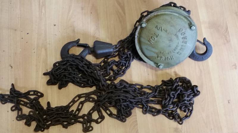 lot 9 image: 12 Ton Coffing Hoist w Steel Bucket