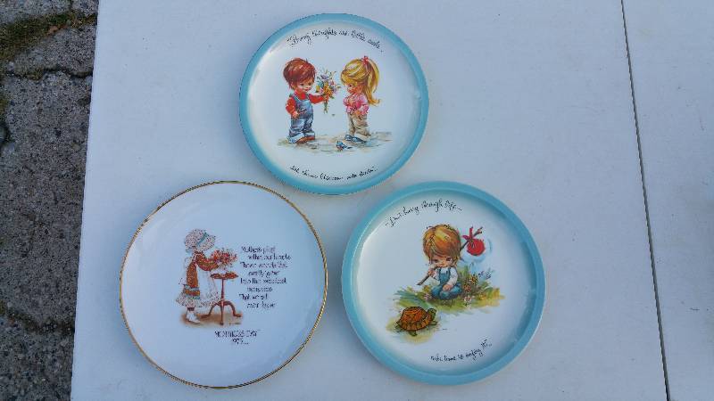 lot 121 image: Gigi and Holly Hobby Collectors Plates