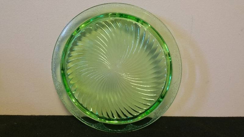 lot 20 image: Anchor Hocking () Green Depression Cake Plate