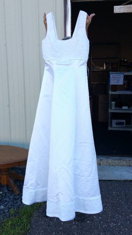 lot 42 image: Size 12 Elegant White Wedding Dress