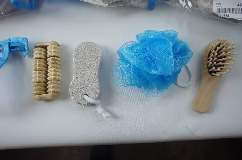 lot 449 image: Lot of 10 - 4 piece bathroom spa kit -  40 total pieces