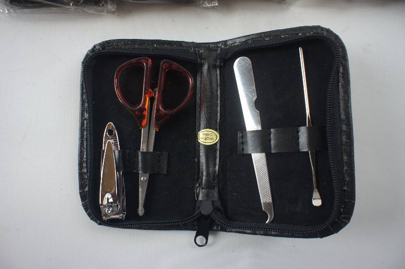 lot 450 image: Lot of 10 - 4 Piece Grooming travel kits