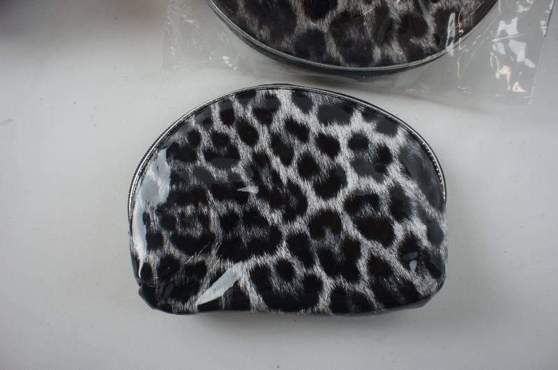 lot 452 image: Lot of 25 Leopard print 3 piece purse set