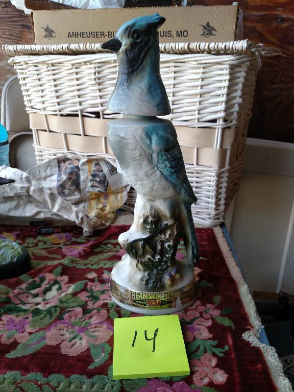 lot 14 image: Vintage 1969 JIM BEAM Whiskey Figural Bluejay Bird Advertising Decanter  Empty