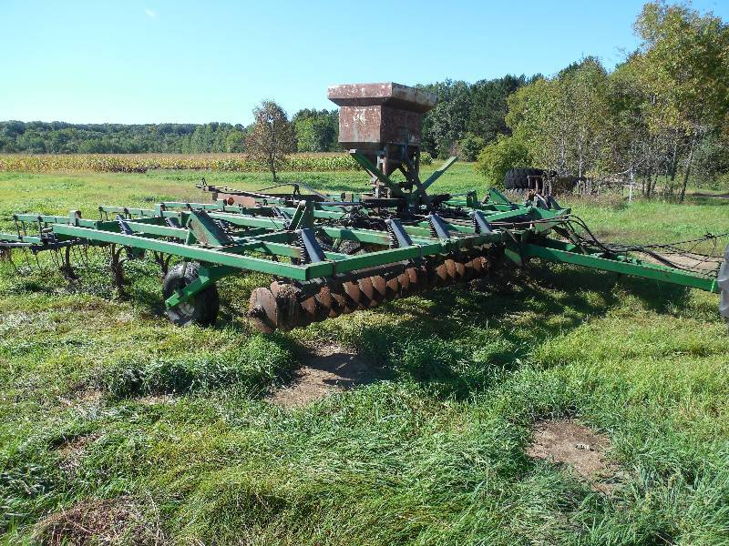 lot 5 image: JOHN DEERE 724 MULCH FINISHER WITH SPREADER