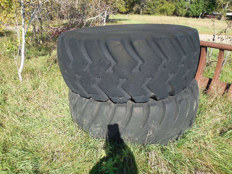 lot 20 image: (2) SPARE TIRES 33.5-33 TEREX SCRAPER