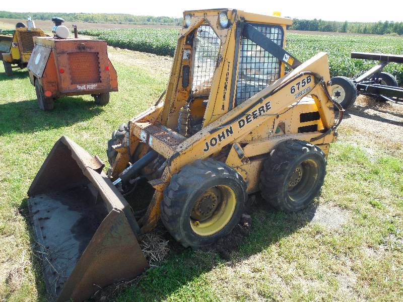 lot 10 image: JOHN DEERE 675B SKIDLOADER