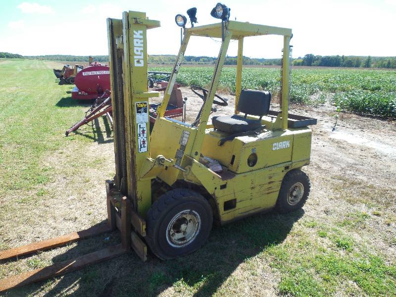 lot 4 image: Diesel 5000 LB CLARK FORKLIFT