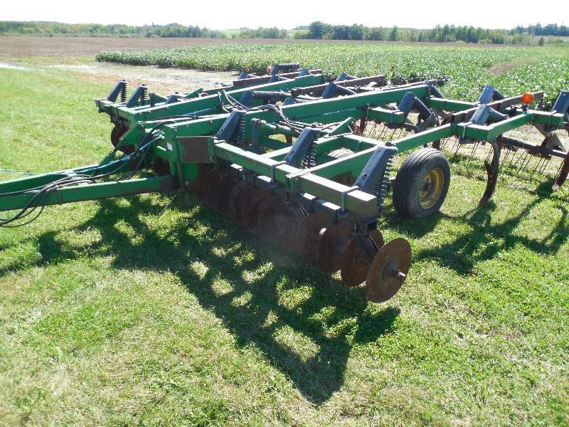 lot 16 image: 15 JOHN DEERE 714 CHISEL PLOW WITH FINISHER