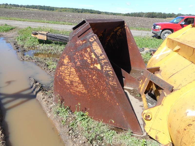 lot 32 image: BIG LOADER BUCKET