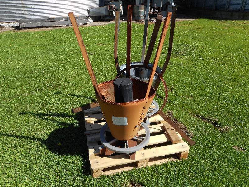 lot 35 image: (2) ELECTRIC GRAIN SPREADERS