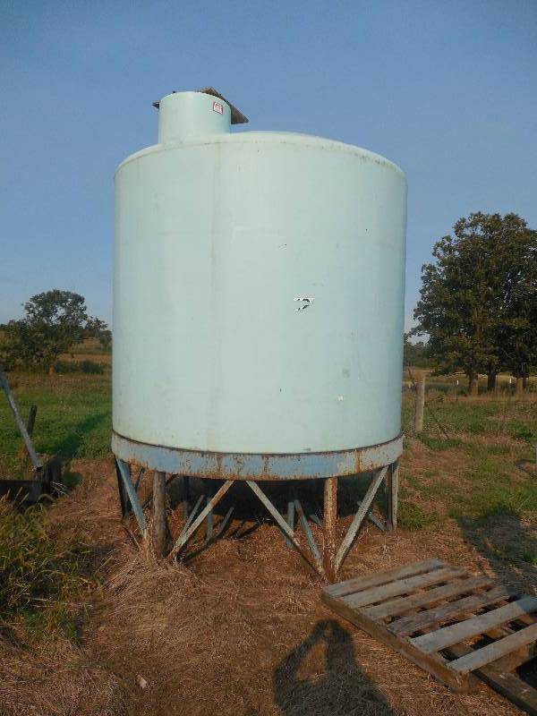 lot 40 image: 5500 Gal Heavy Duty Cone Bottom Tank With Stand
