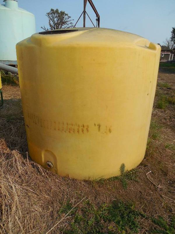 lot 41 image: 1600 GALLON FLAT BOTTOM TANK