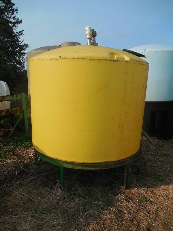 lot 42 image: 1600 GALLON POLY TANK WITH STAND