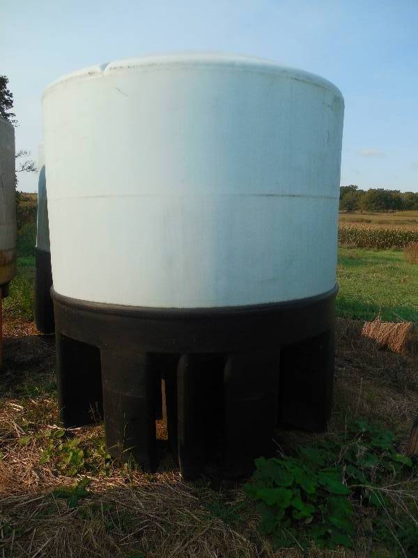 lot 43 image: 2500 Gal Heavy Duty Cone Bottom Tank (with Stand)