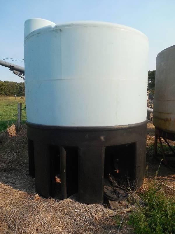 lot 44 image: 2500 Gal Heavy Duty 30 Deg Cone Bottom Tank (with Stand)
