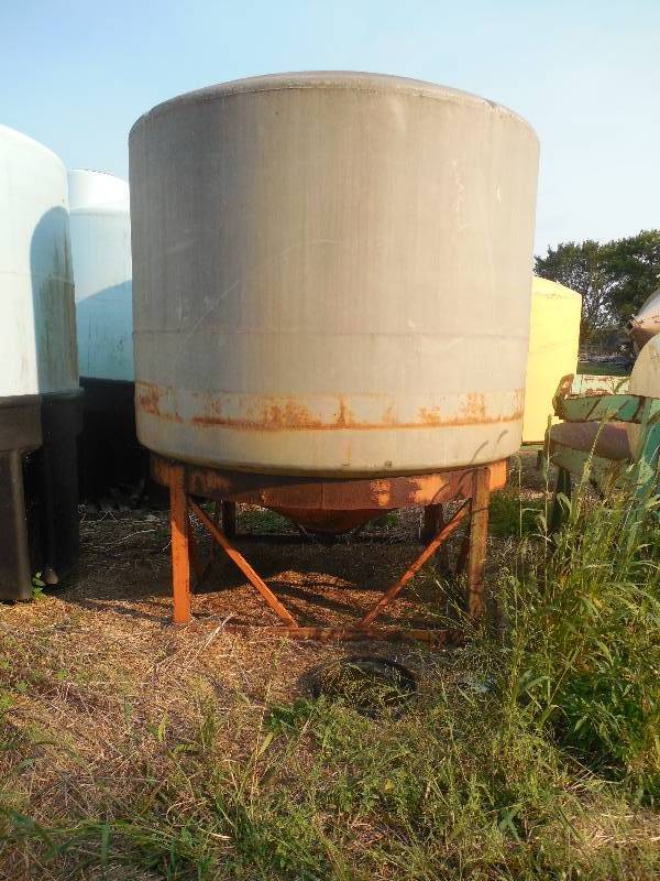 lot 45 image: 2200 GALLON POLY TANK WITH METAL STAND
