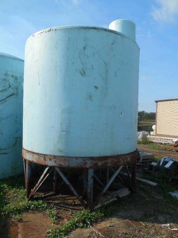 lot 48 image: 5500 GALLON BLUE POLY CONE BOTTOM TANK WITH STAND