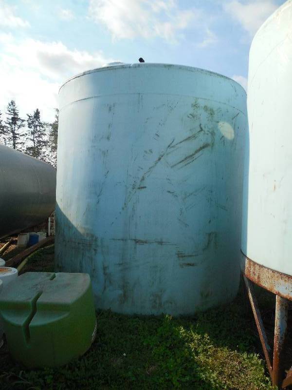 lot 49 image: 10,000 GALLON VERTICAL POLY TANK FLAT BOTTOM