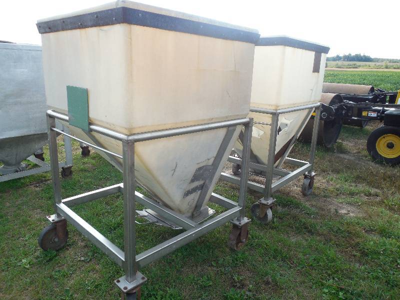 lot 53 image: (2) POLY TANKS WITH STAND ON WHEELS