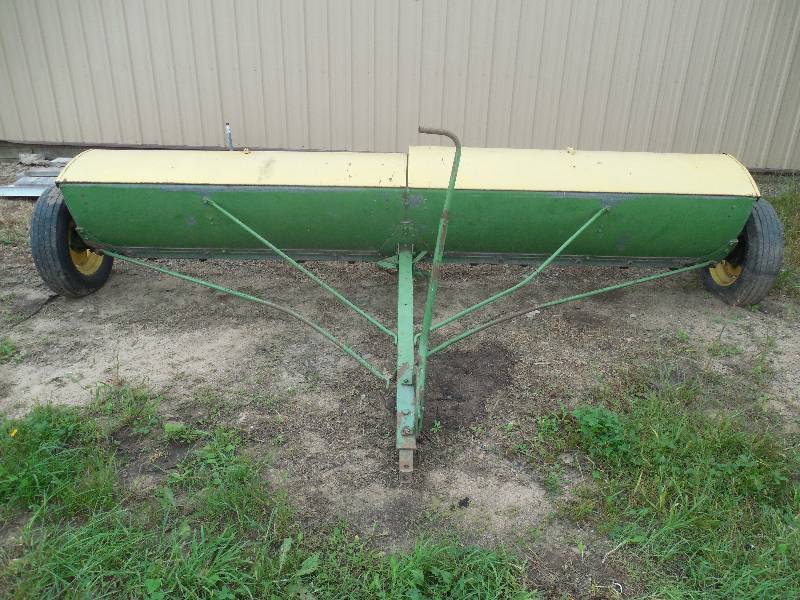 lot 61 image: 12 JOHN DEERE FERTILIZER