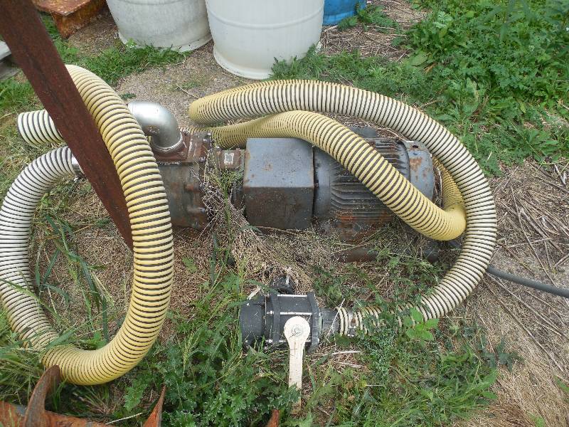 lot 62 image: ELECTRIC 240V PUMP WITH HOSES