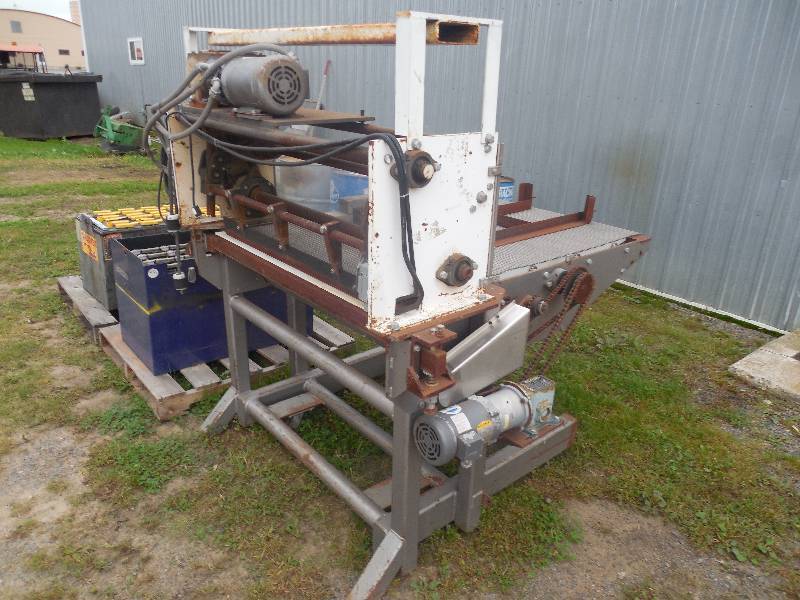 lot 88 image: Electric Guillotine Table With Chain Conveyor