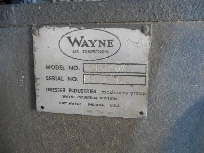 lot 24 image: VERTICAL 220V AIR COMPRESSOR
