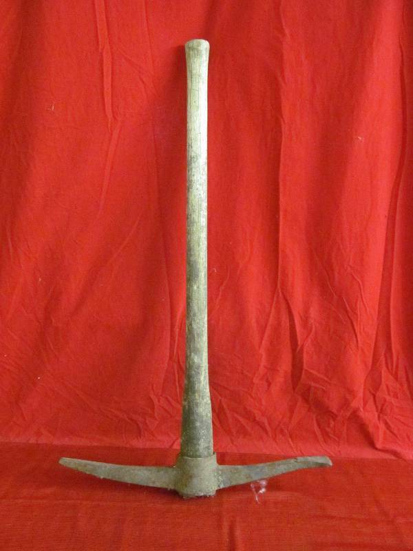 lot 69 image: Vintage Pick