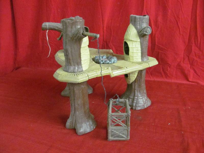 lot 75 image: Toy Tree Fort
