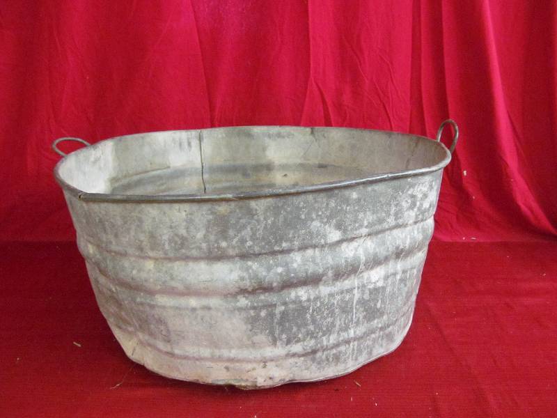 lot 116 image: Vintage Galvanized Tub
