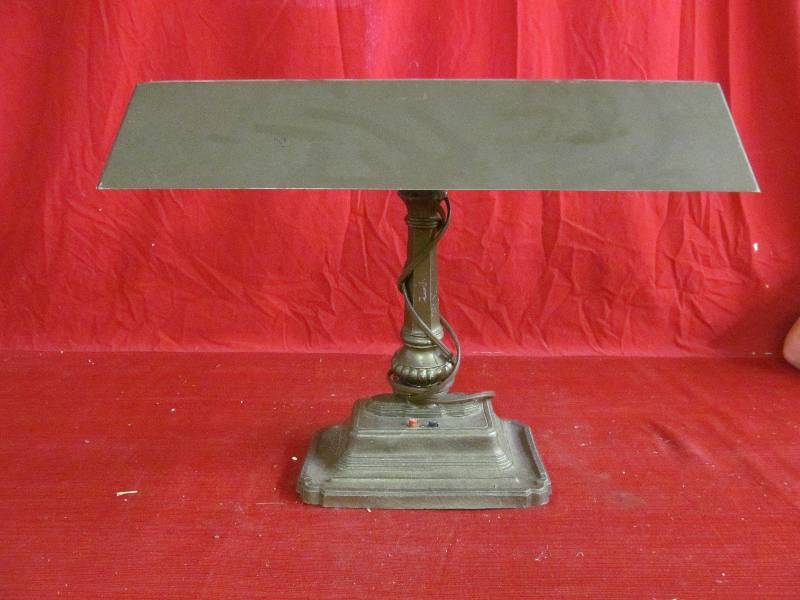 lot 132 image: Vintage Desk Light