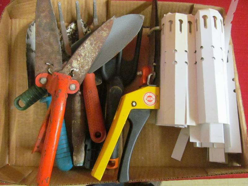 lot 151 image: garden tools