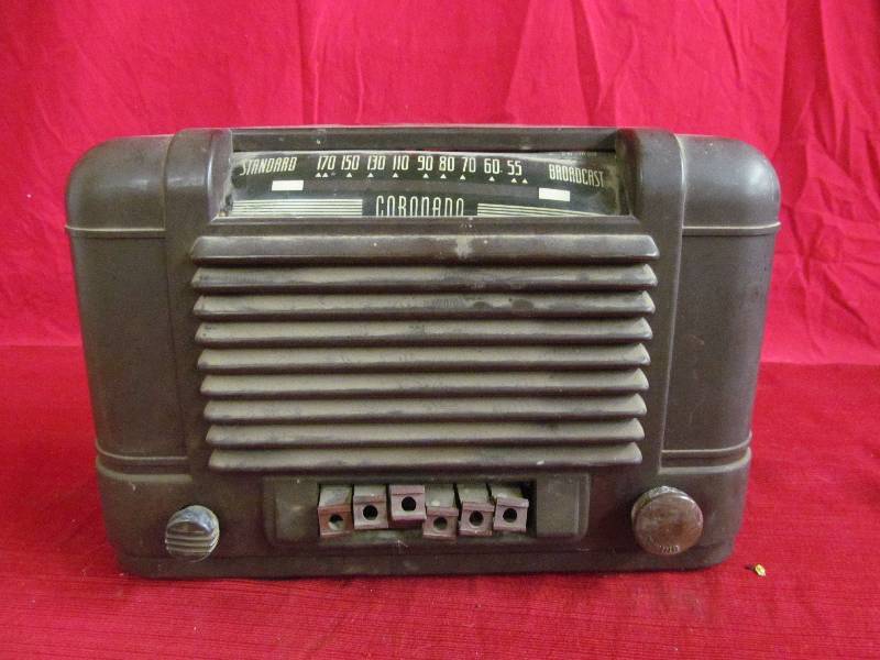 lot 169 image: vintage Coronado radio