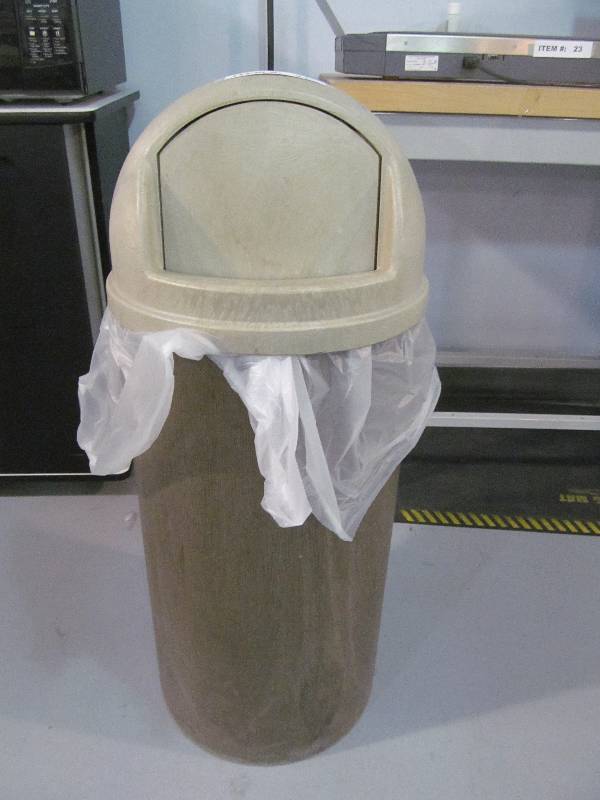 Rubbermaid 25 gallon trash can