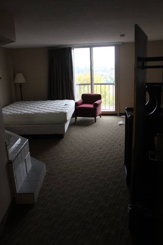 lot 613 image: Contents of Room #613