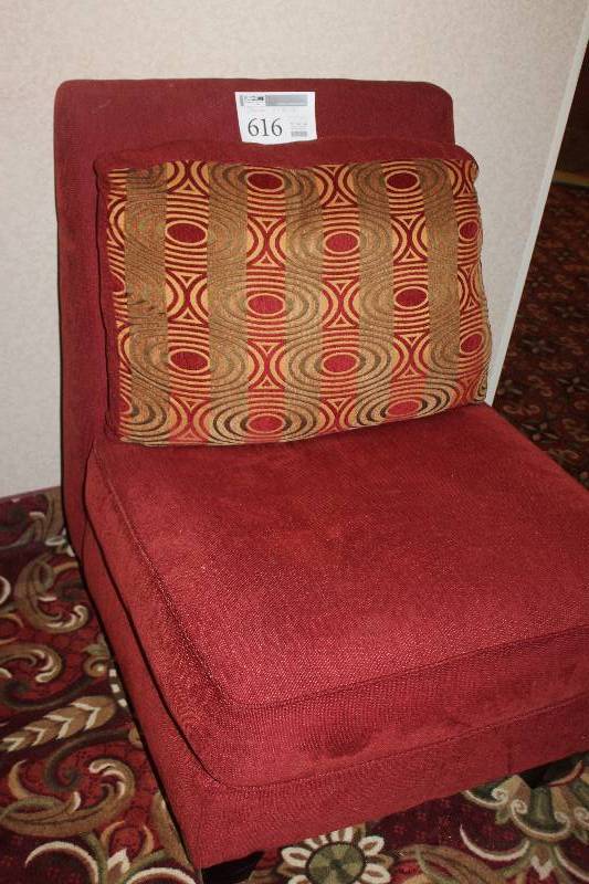 lot 616 image: Living Room Chair