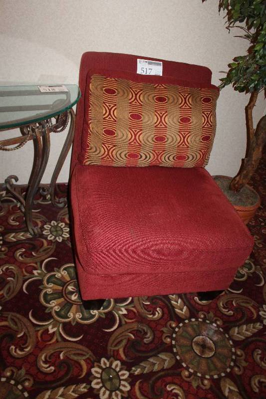 lot 517 image: Living Room Chair