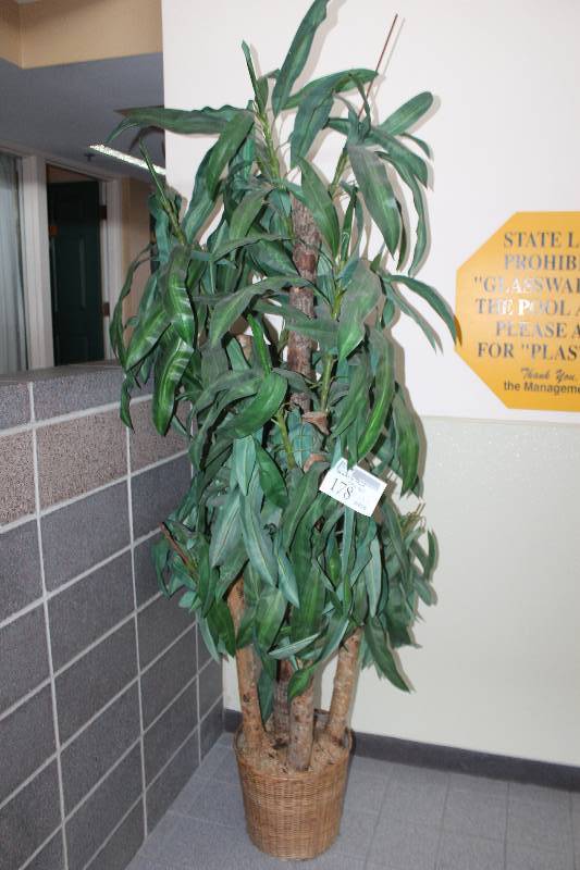 lot 178 image: Decorative Tree