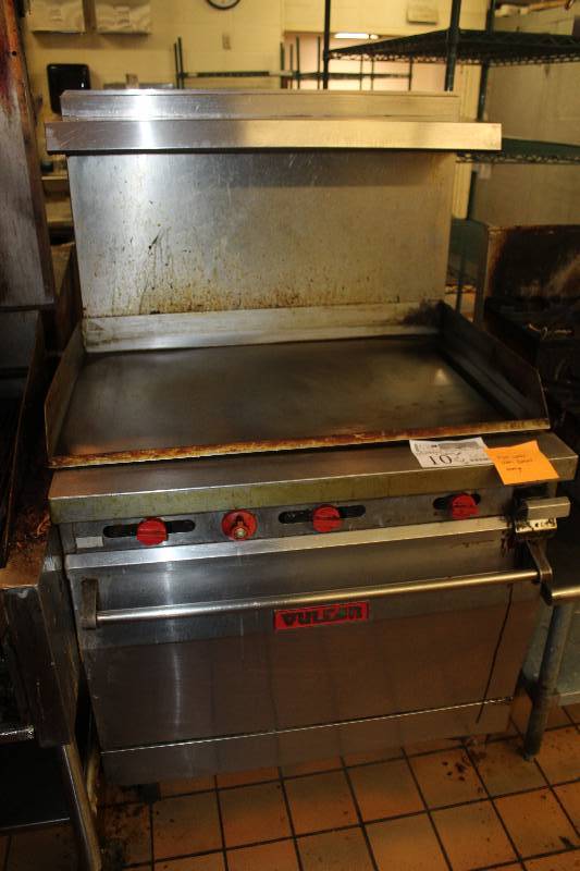 lot 10 image: Vulcan Commercial Stainless Steel Gas Flat Top & Oven